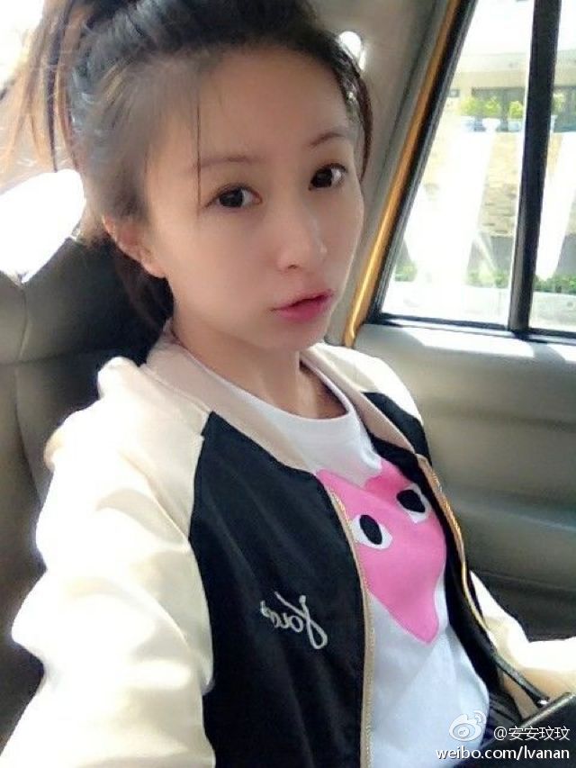 美女拎包行走