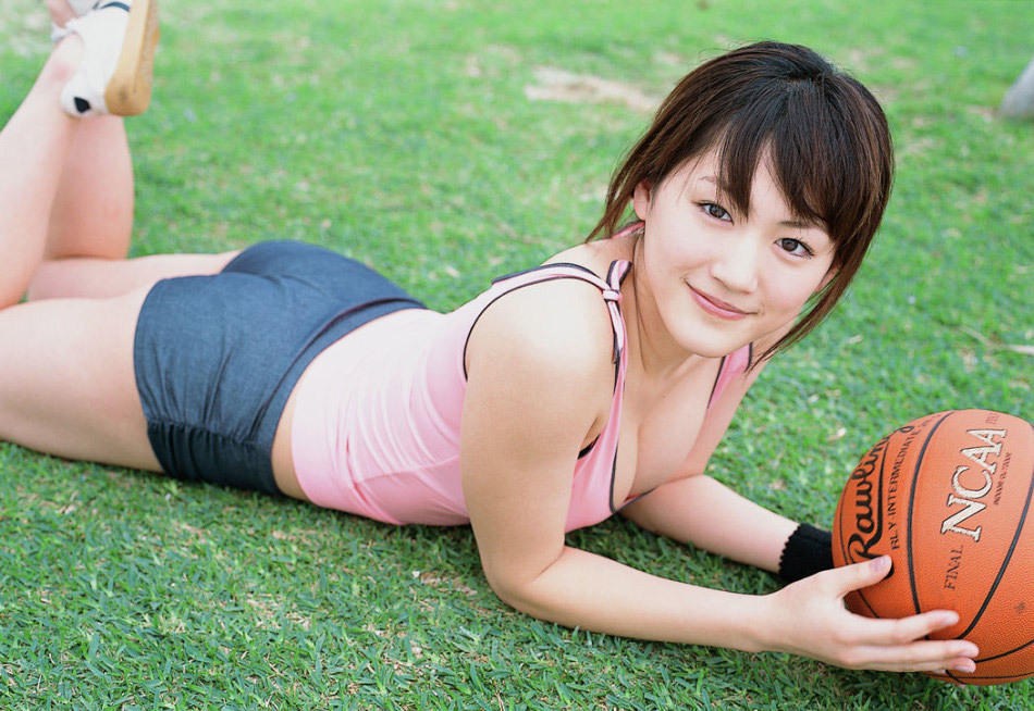 日本女星绫濑遥校园写真曝光 演绎不一样的篮球宝贝