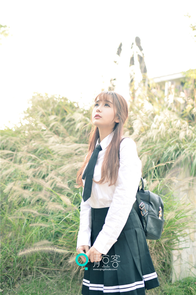 萌妹子小九Vin游玩美照 一袭学生制服超可爱