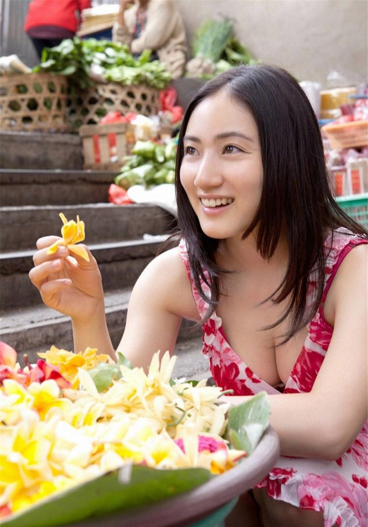爆乳日本av美女入江紗綾碎花裙写真