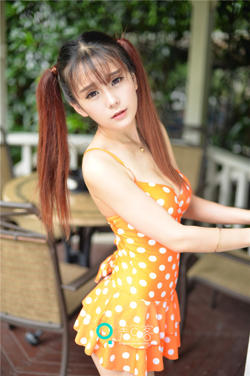 活力学生妹小九Vin外拍美图 波点裙小秀性感