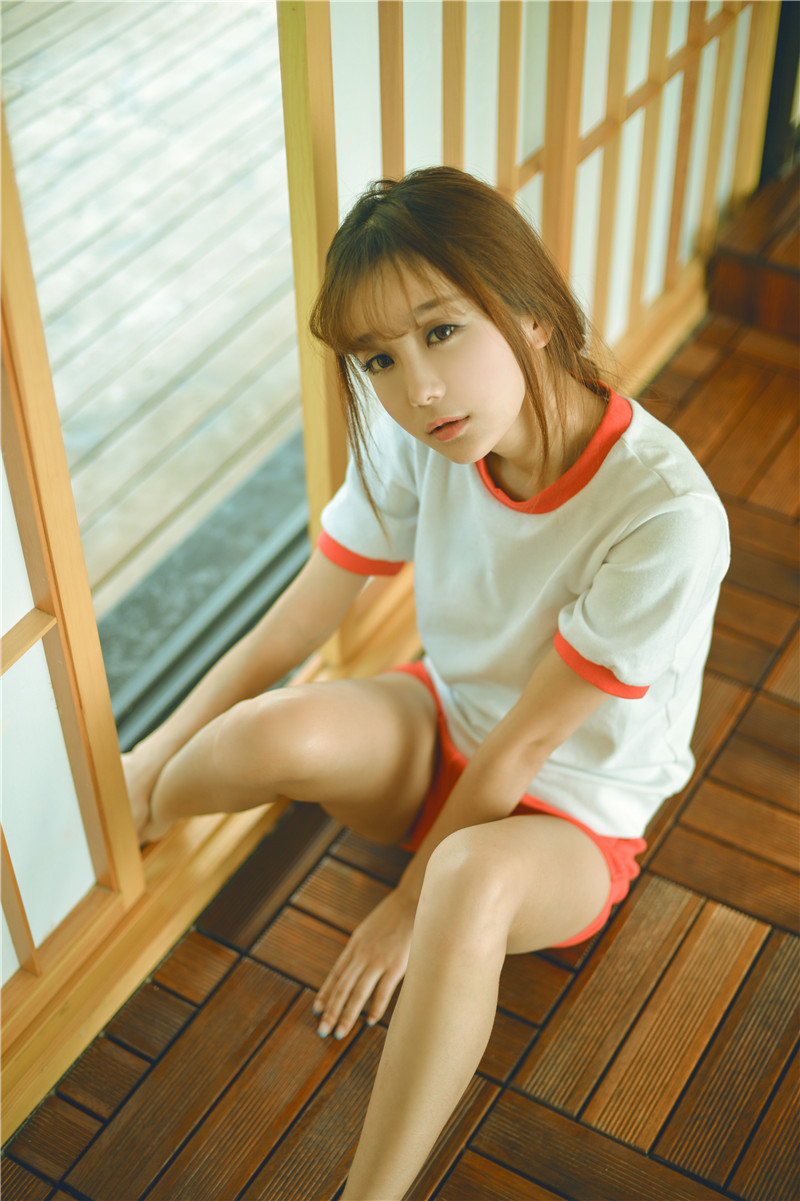 可爱妹子小九Vin室内写真 白T运动装很清新