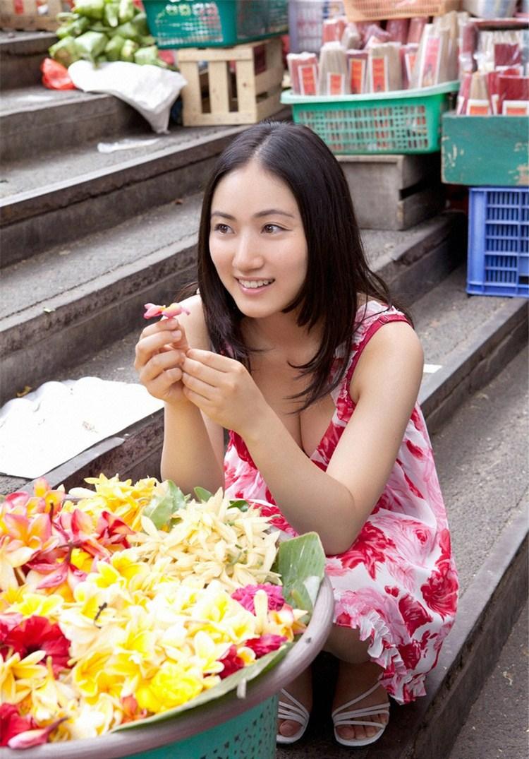 爆乳日本av美女入江紗綾碎花裙写真
