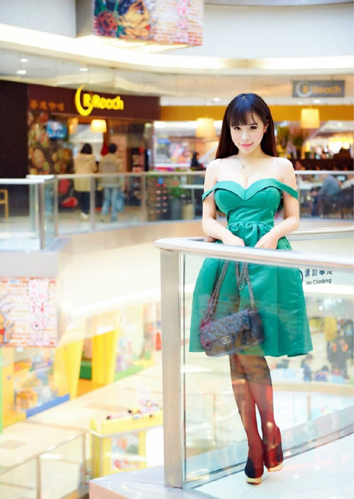 时尚美女半裸诱惑写真套图