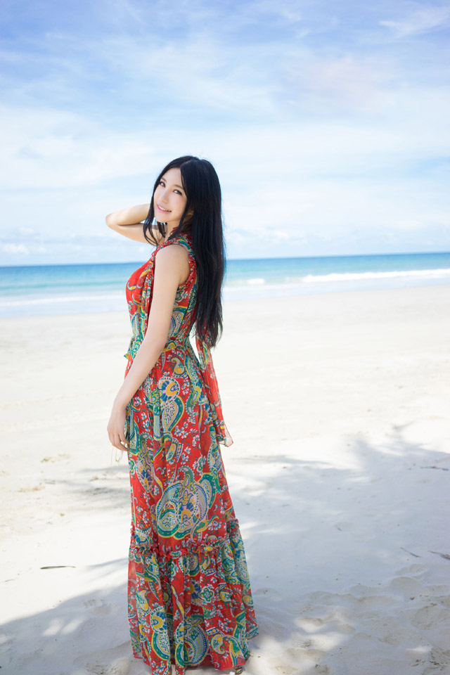 绮里嘉度假游玩写真 长裙飘逸美艳迷人