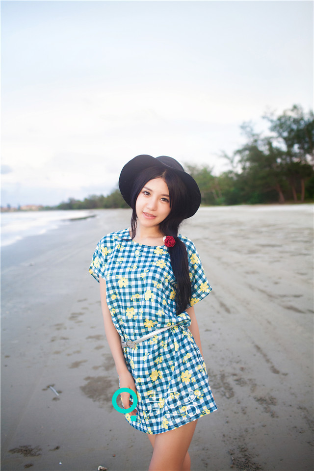 海边美女绮里嘉ula游玩美拍 一袭格子裙尽显甜美