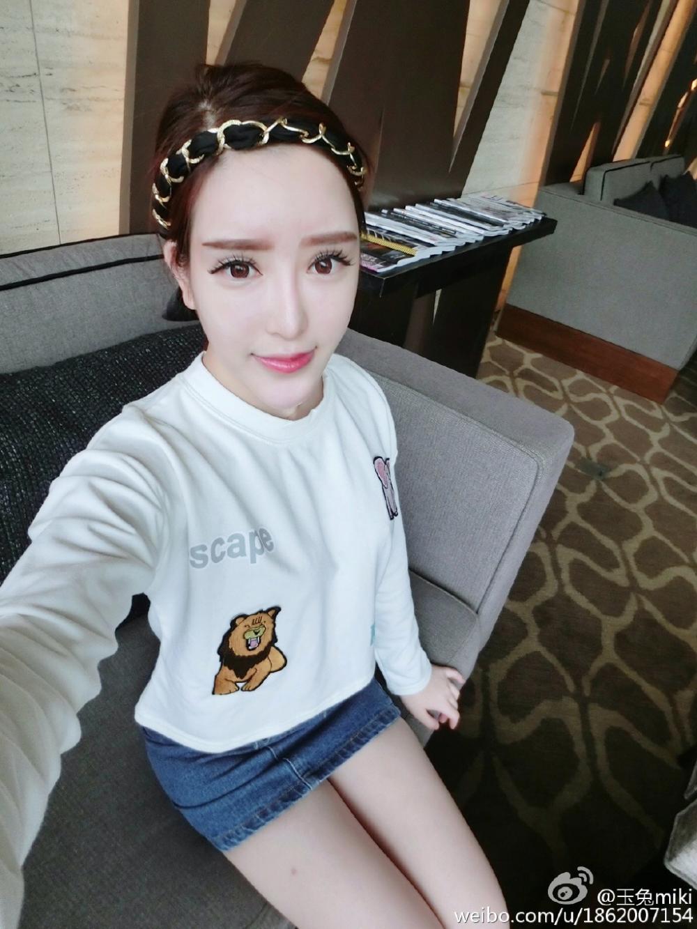 showgirl吴玉甜美性感秀白嫩美腿