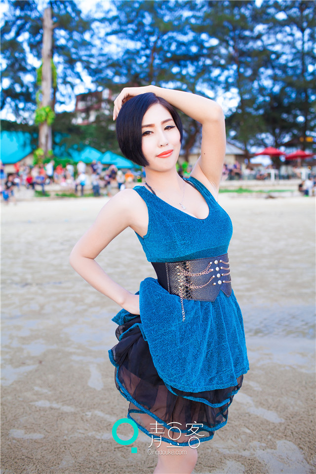 短发女神娜依灵儿旅拍美照 魅力蓝色摆裙性感迷人