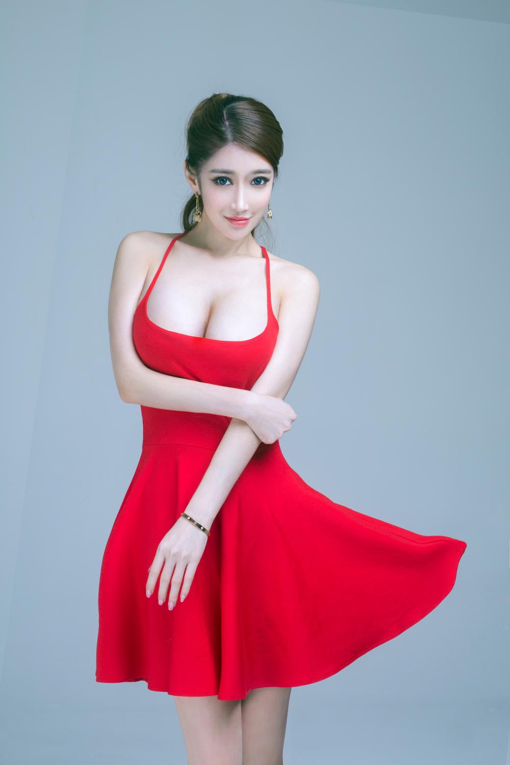 美胸女神陆瓷酥胸诱人性感写真