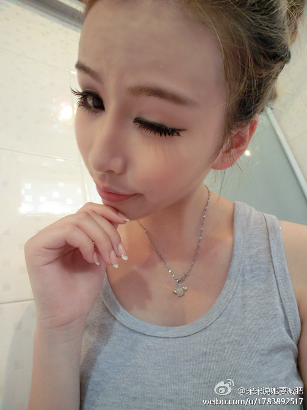 黑暗之光代言美女