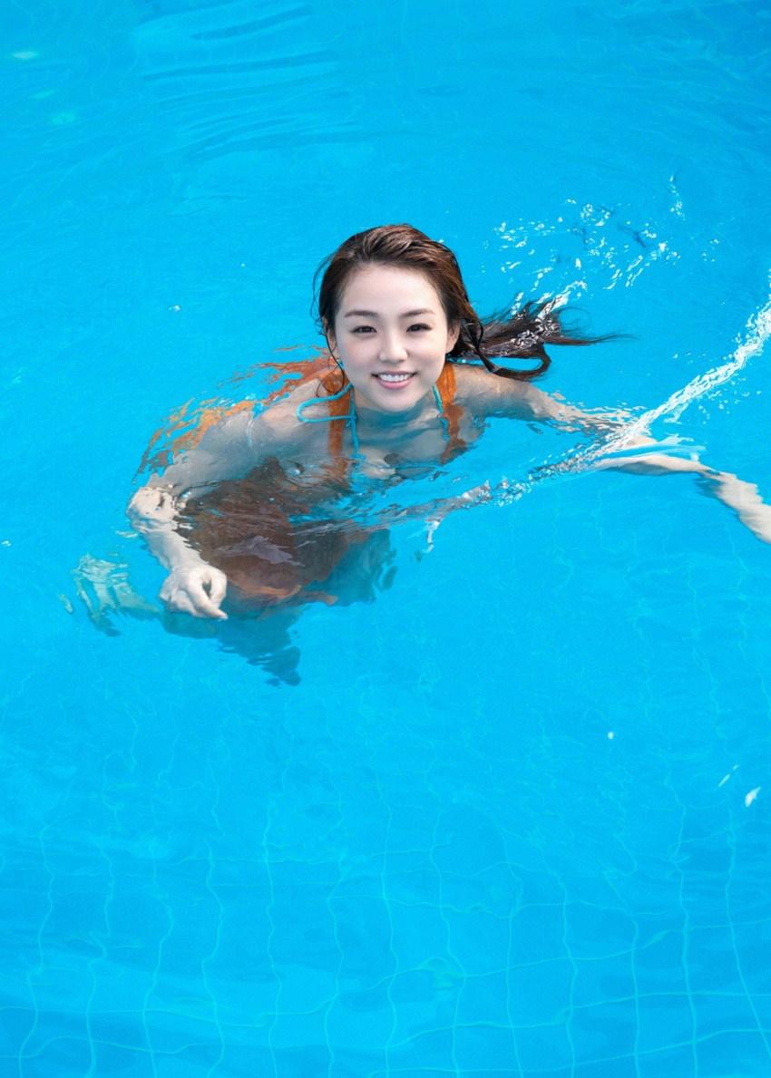 篠崎愛出水芙蓉般美好的日本美少女