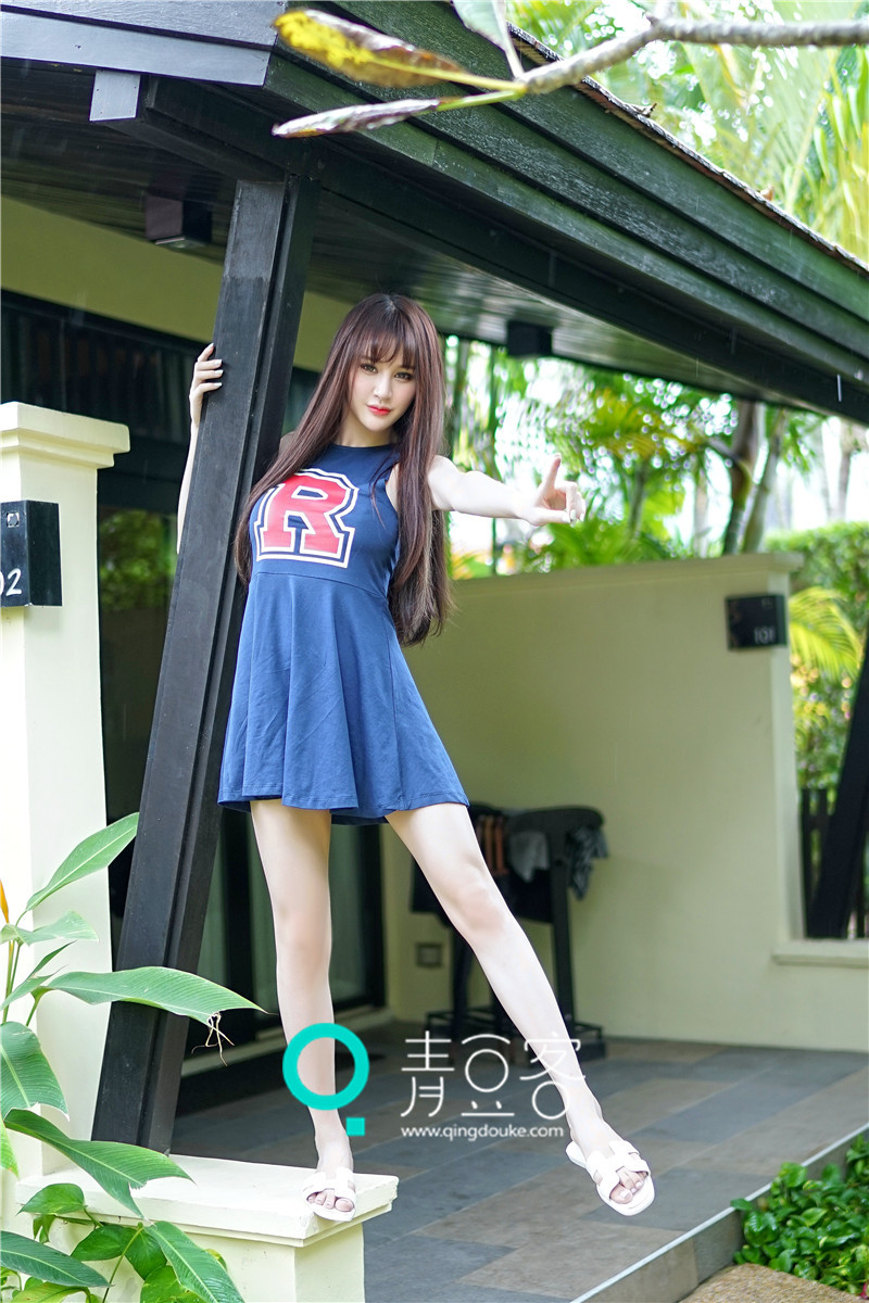 长腿美女Cheryl青树街拍 一袭长裙演绎电眼诱惑
