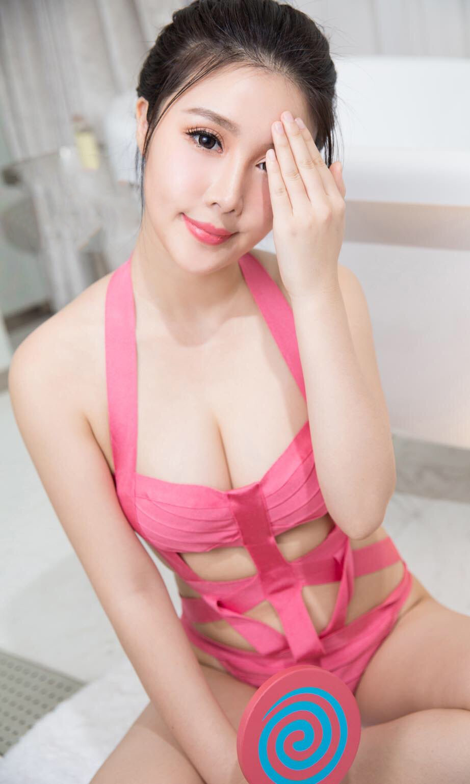 性感尤物萱萱内衣诱惑巨乳写真