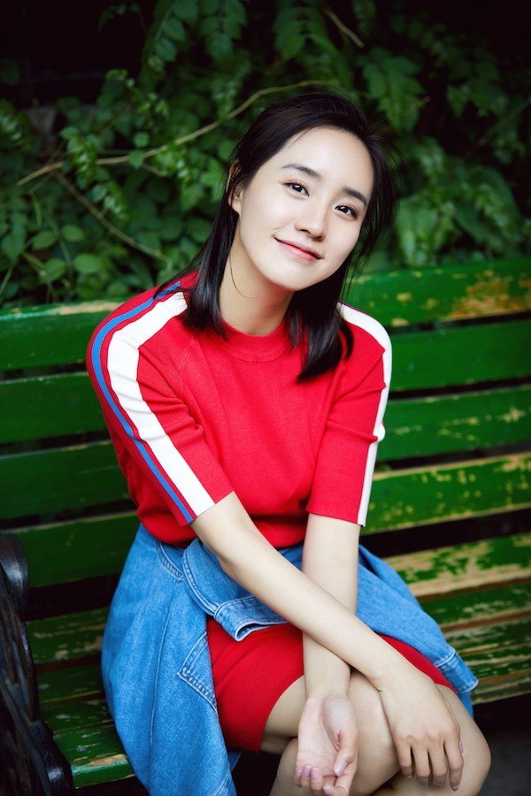 王智一身红衣露小细腿 清纯似邻家女孩