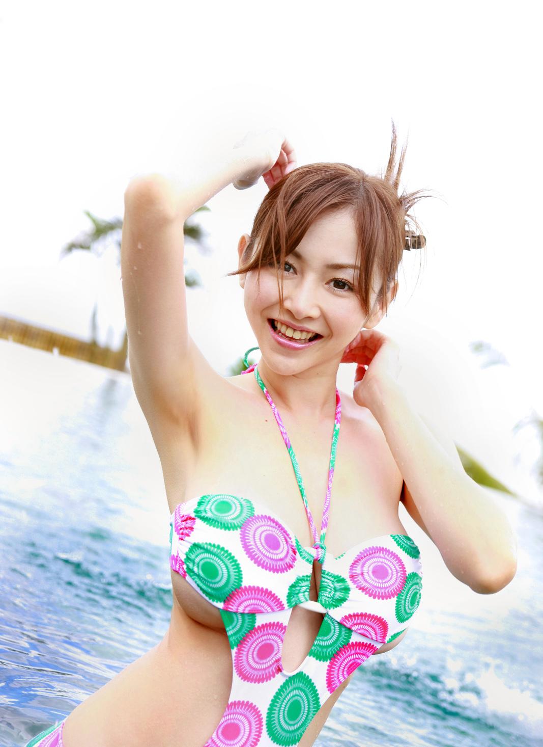 日本妖艳杉原杏璃比基尼戏水大展甜美笑颜色图