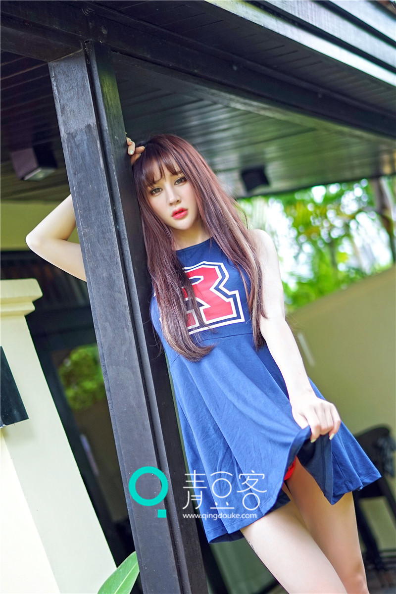 长腿美女Cheryl青树街拍 一袭长裙演绎电眼诱惑