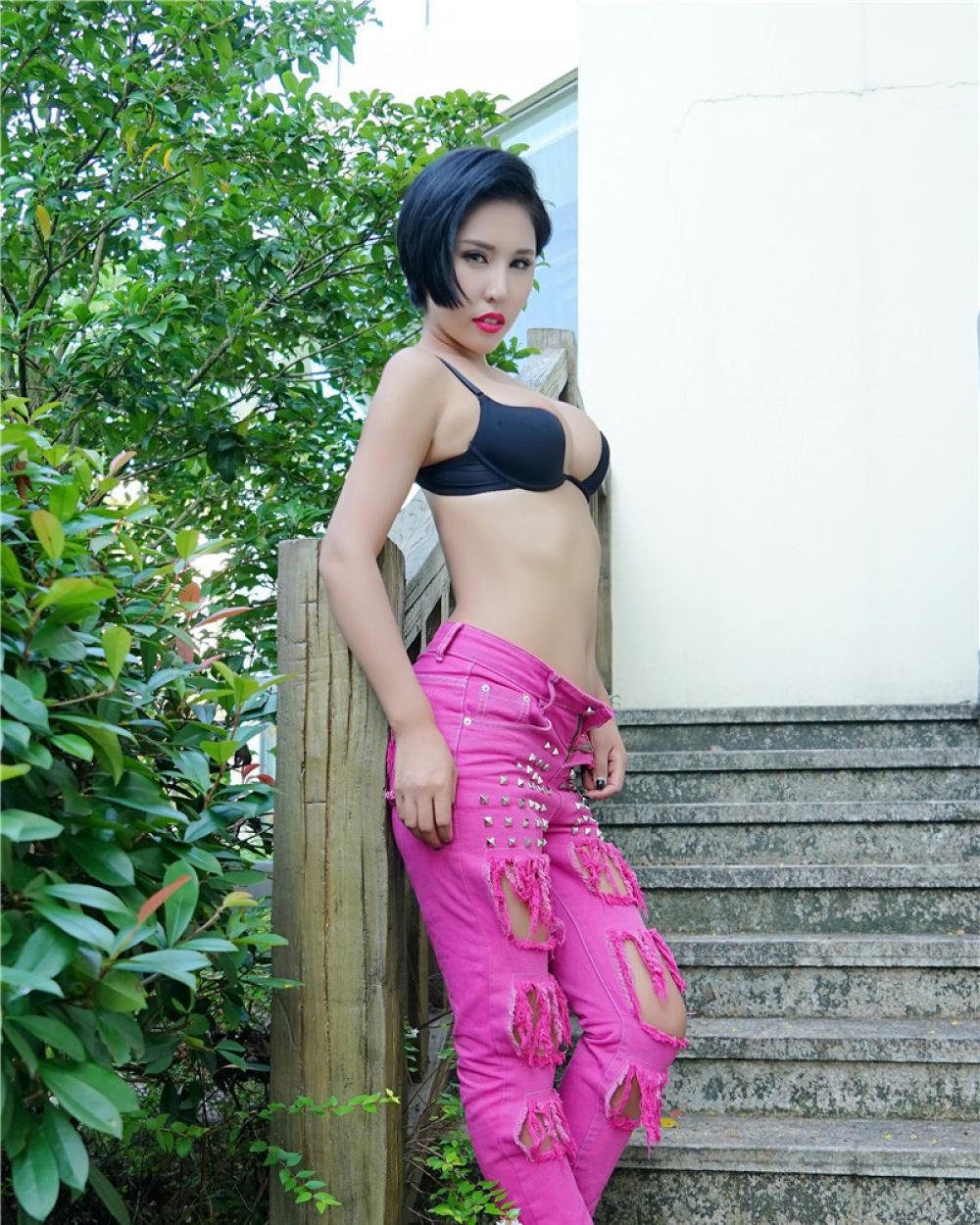 短发美胸模特 写真女神娜依灵儿野外大秀美腿美胸