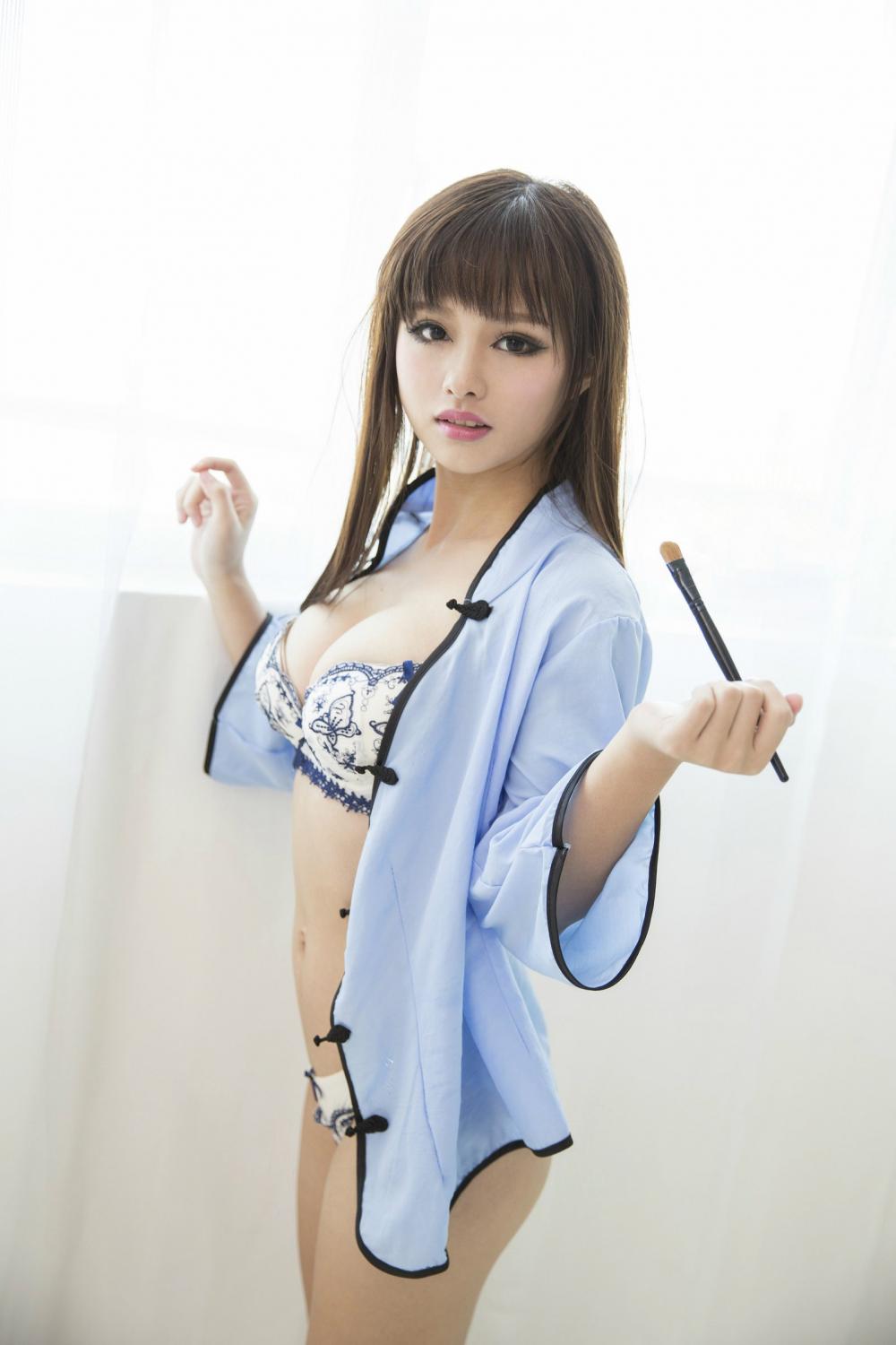 极品尤物星萌巫无性感巨乳私房照