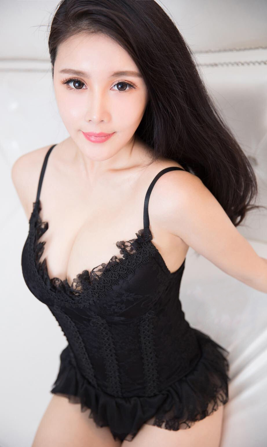 白皙美女萱萱胸器逼人写真