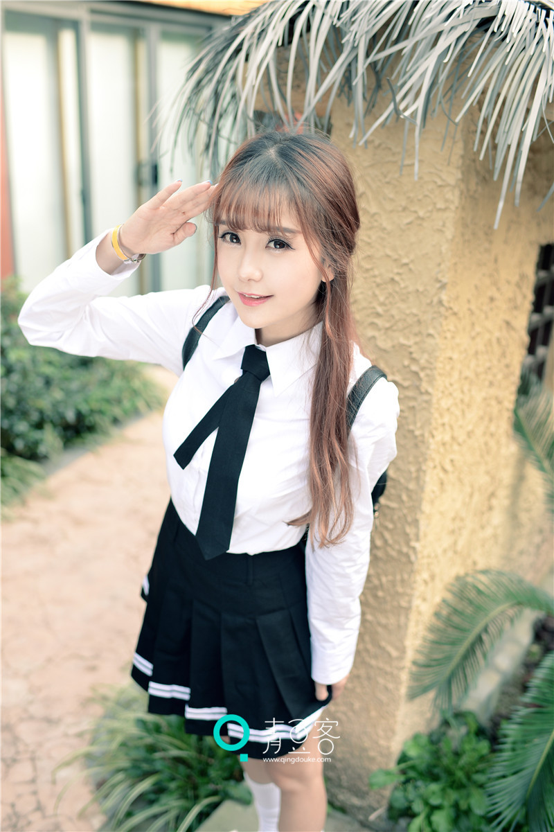萌妹子小九Vin游玩美照 一袭学生制服超可爱