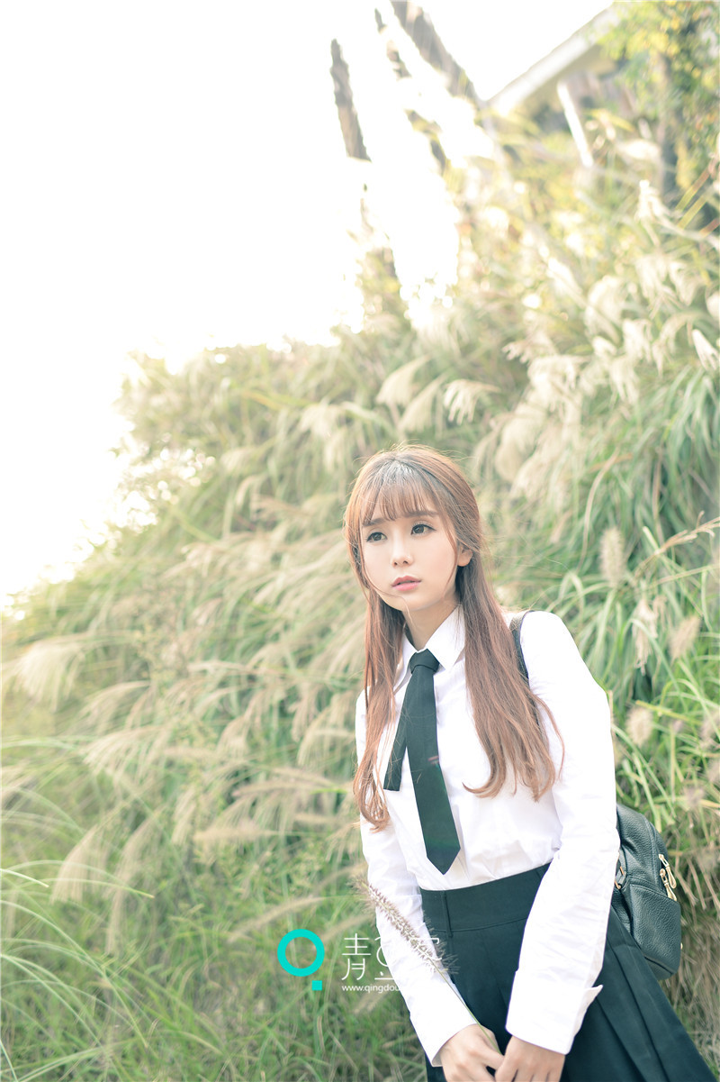 萌妹子小九Vin游玩美照 一袭学生制服超可爱