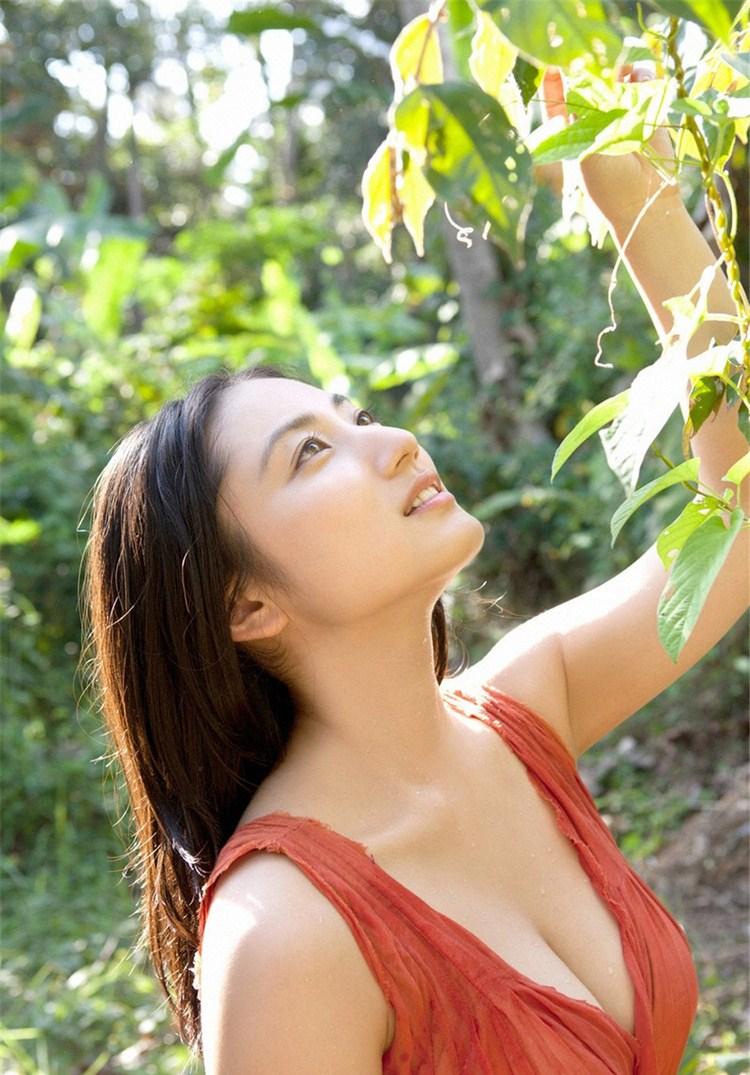 爆乳日本av美女入江紗綾碎花裙写真