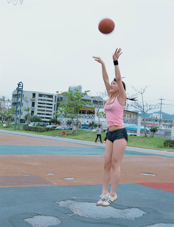 日本女星绫濑遥校园写真曝光 演绎不一样的篮球宝贝