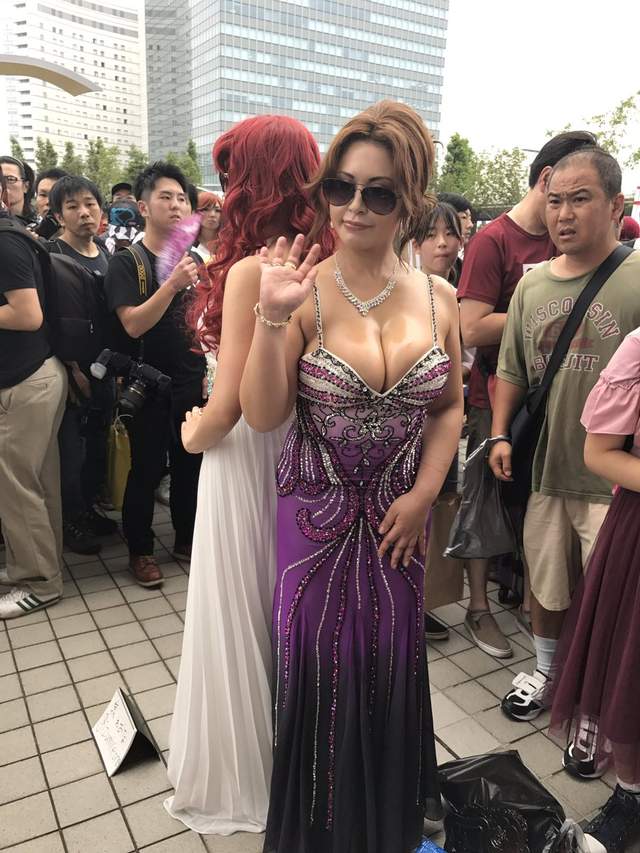 《Cosplay玩家Cos叶姊妹》乳量一致堪称神还原