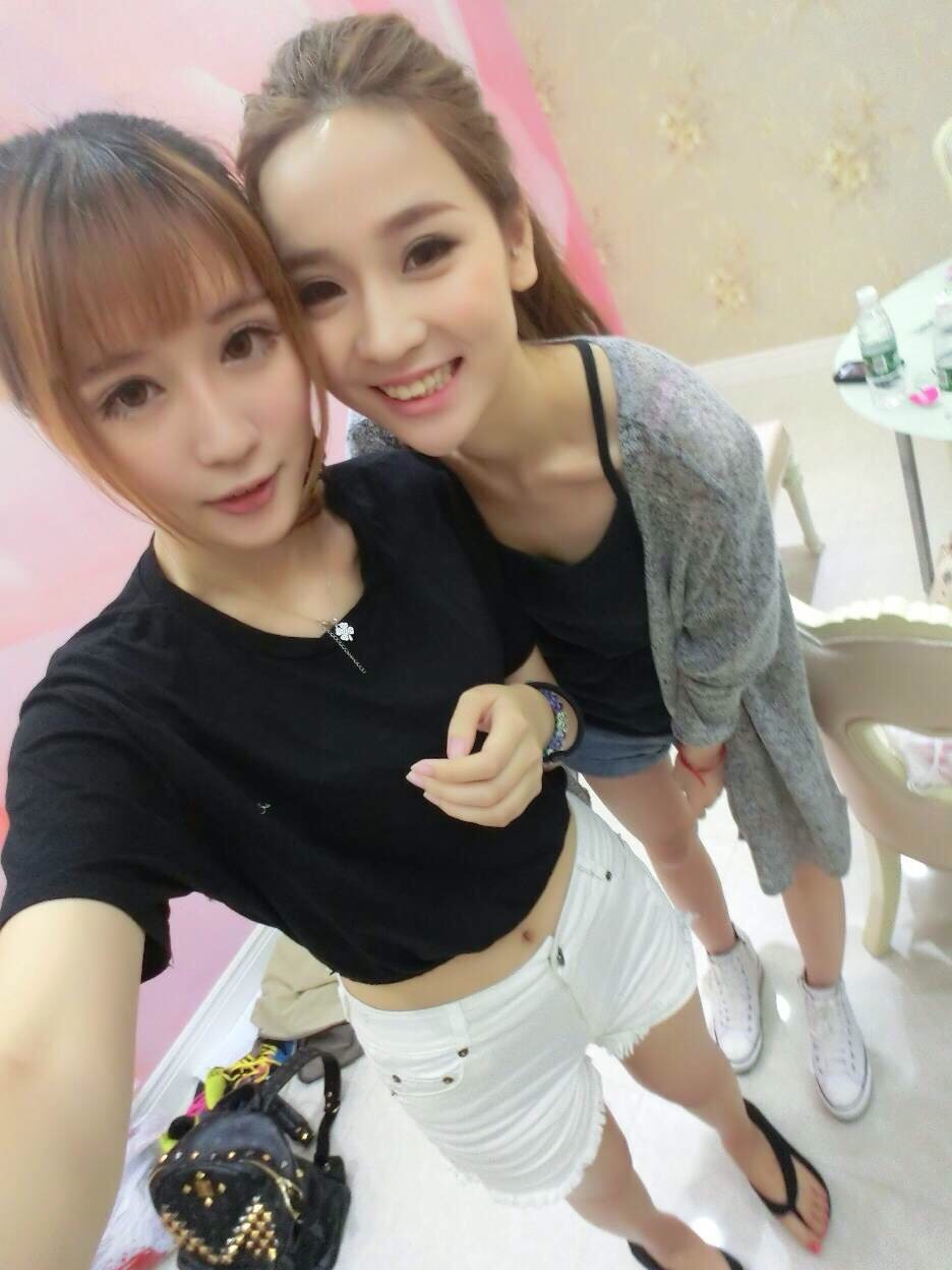 关晓彤美女紧身牛仔裤