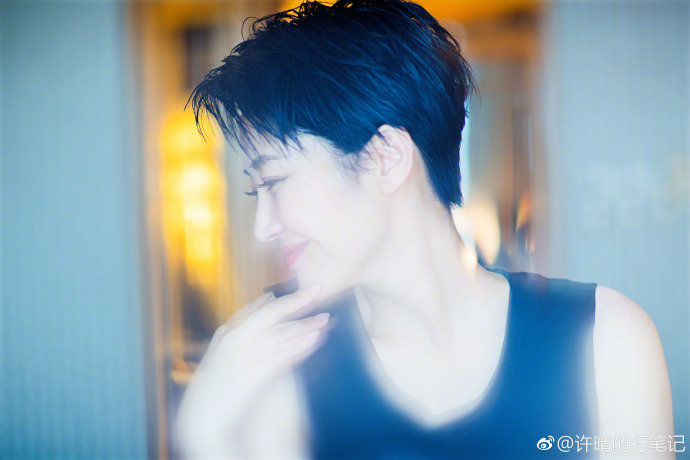 许晴短发潇洒帅气 率真又不失性感