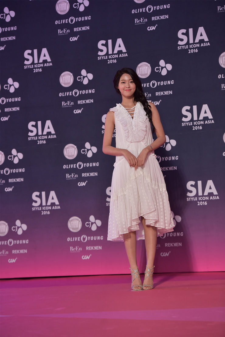 女团AOA一袭优雅礼服裙出席电影节 身材和气质无与伦比
