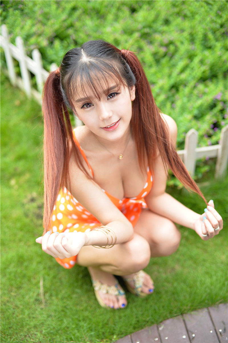 活力学生妹小九Vin外拍美图 波点裙小秀性感
