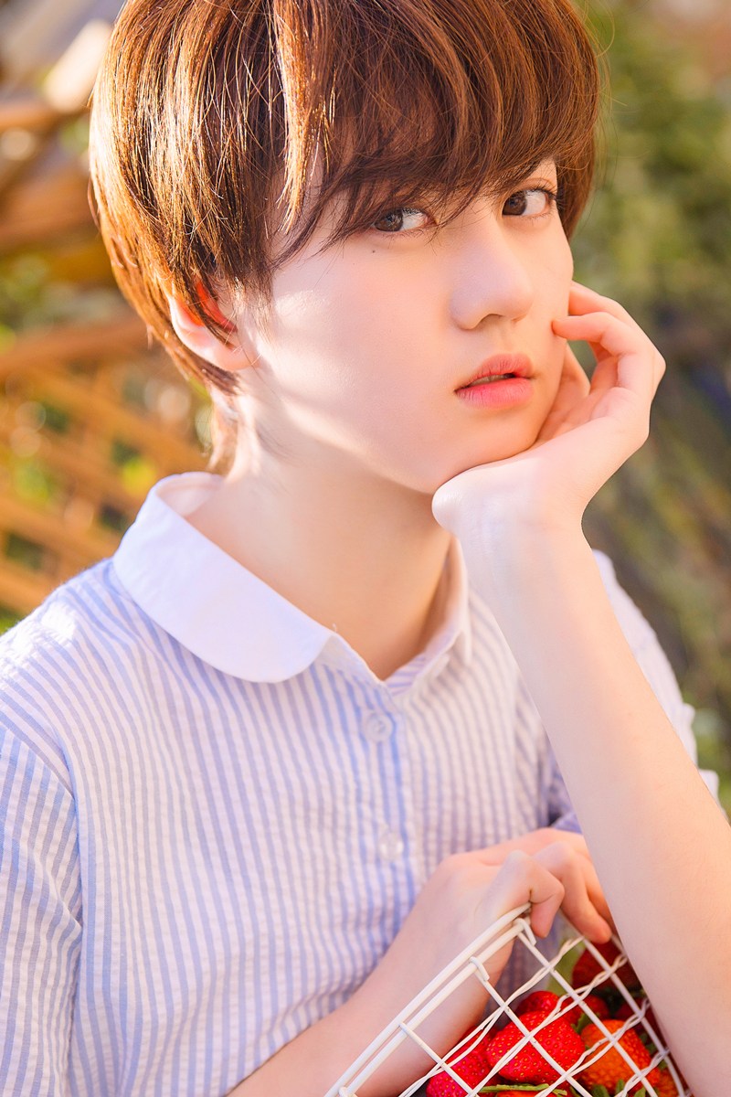 李凯馨清凉初夏草莓大片