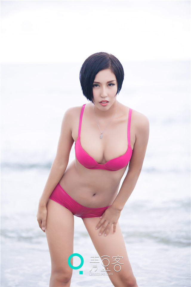 性感美女娜依灵儿比基尼写真 酥胸和翘臀博眼球