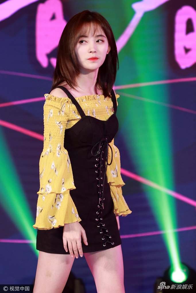 鞠婧祎明眸皓齿嫩出水 低头微笑露双下巴