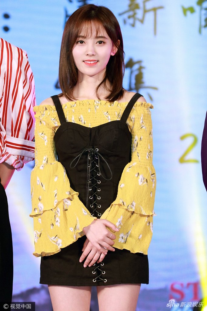 鞠婧祎明眸皓齿嫩出水 低头微笑露双下巴