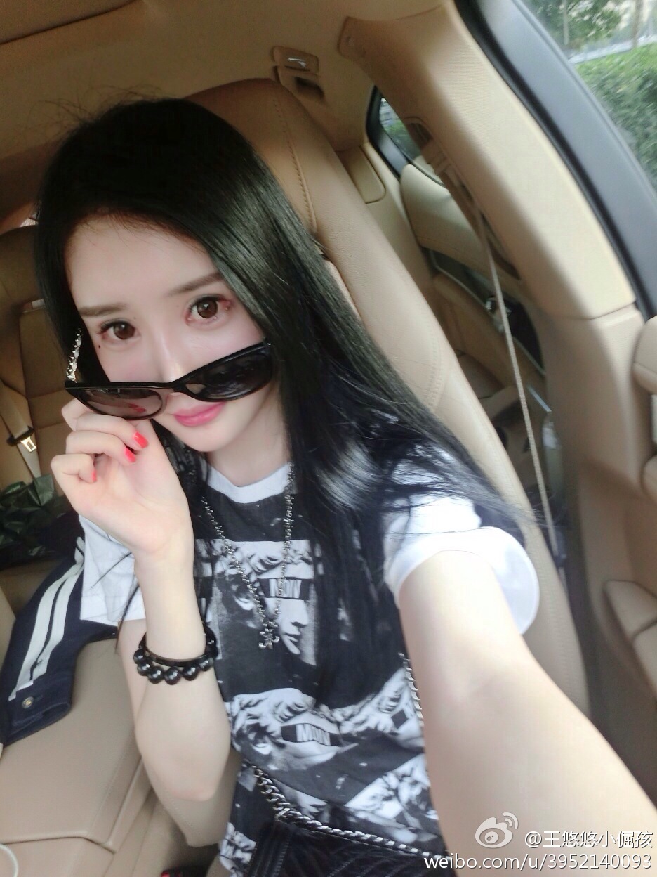 吊带牛仔短裙美女