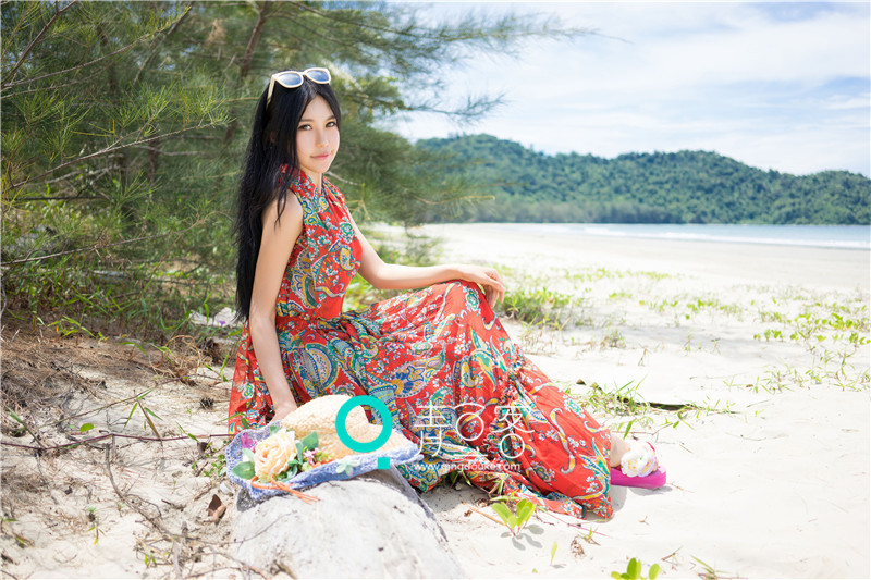 绮里嘉度假游玩写真 长裙飘逸美艳迷人