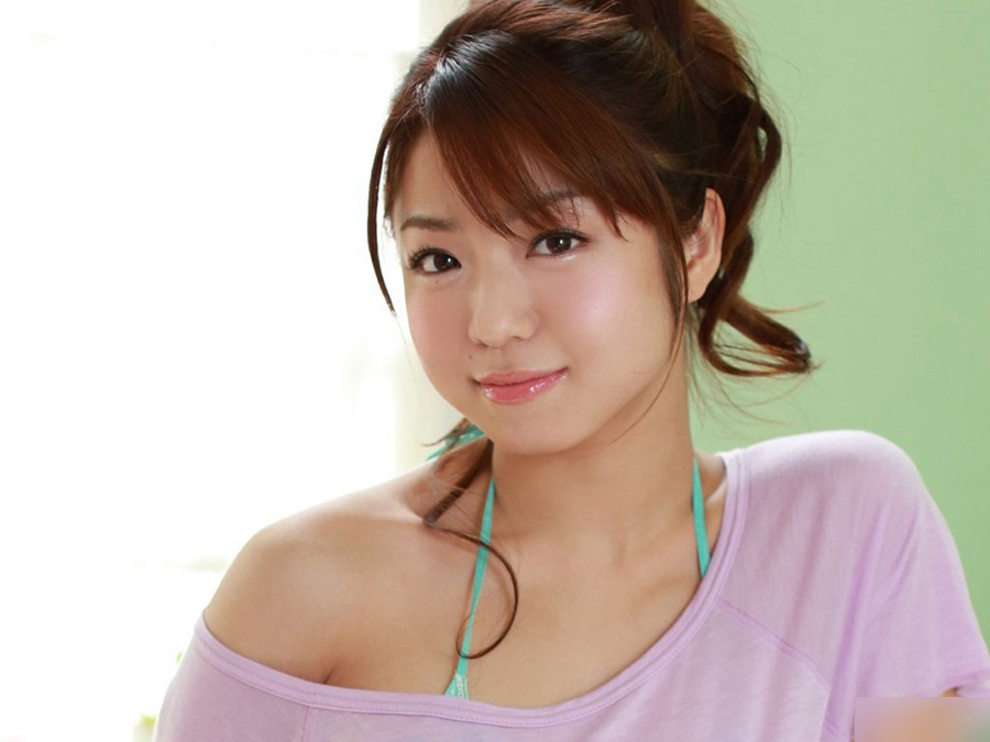 漂亮女星中村静香写真图片 紫色T恤俏皮性感