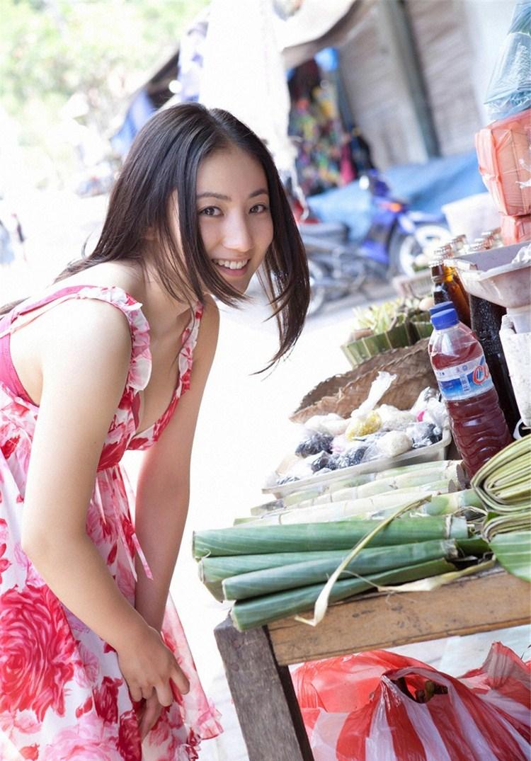 爆乳日本av美女入江紗綾碎花裙写真