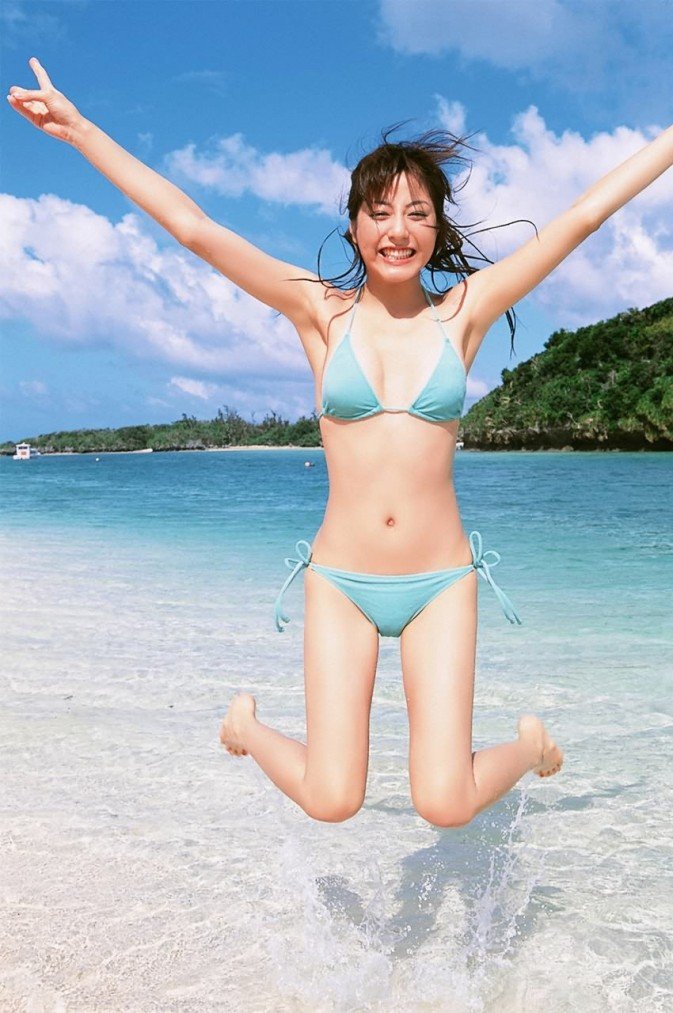 女优杉本有美沙滩美照活力动人