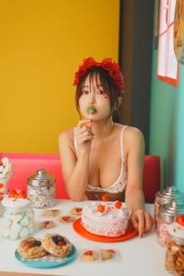 いくみ (193iKkyu3) 浪漫情人节甜美写真，身穿可爱爱心内衣，演绎极致性感诱惑