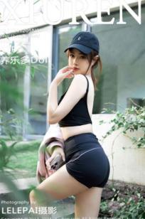 XiuRen秀人网9549期：养乐多Doll运动风活力少女，白T黑背心展现极致火辣身材，清纯可爱与性感诱惑并存，居家与户外运动写真系列。