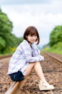 Graphis_小島みなみ(小岛南)《Happiness》私房居家补妆性感女神写真集
