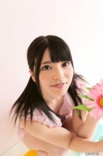 Graphis上原亜衣写真集：清纯校服美少女的诱惑演绎，展现制服下的极致甜美