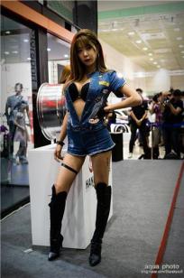 韩国人气车模许允美展场制服写真图片