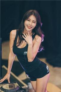 南韩DJ车模朴时贤 性感火辣私房照