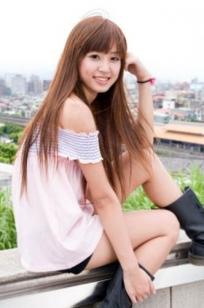 台湾正妹洪诗/洪诗涵清新户外写真：甜美街拍，展现邻家女孩治愈系青春活力