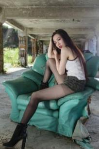 台湾美女Coco废墟与户外写真，热裤黑丝美腿展现都市性感诱惑