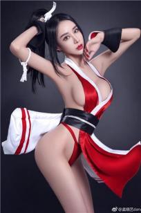 时尚美女孟晓艺 性感惹火写真图片